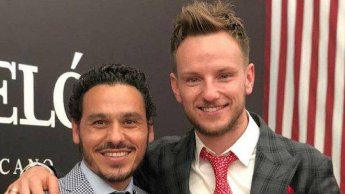 Rakitic y José María del Nido, hijo del que fuera presidente del Sevilla.