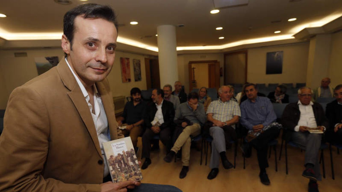 El escritor y periodista del Diario Carlos Fidalgo durante la presentación de su libro en el Club de Prensa