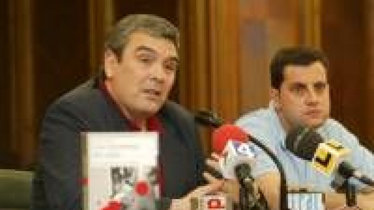 Esteban Ibarra, autor del libro, con el concejal de Juventud