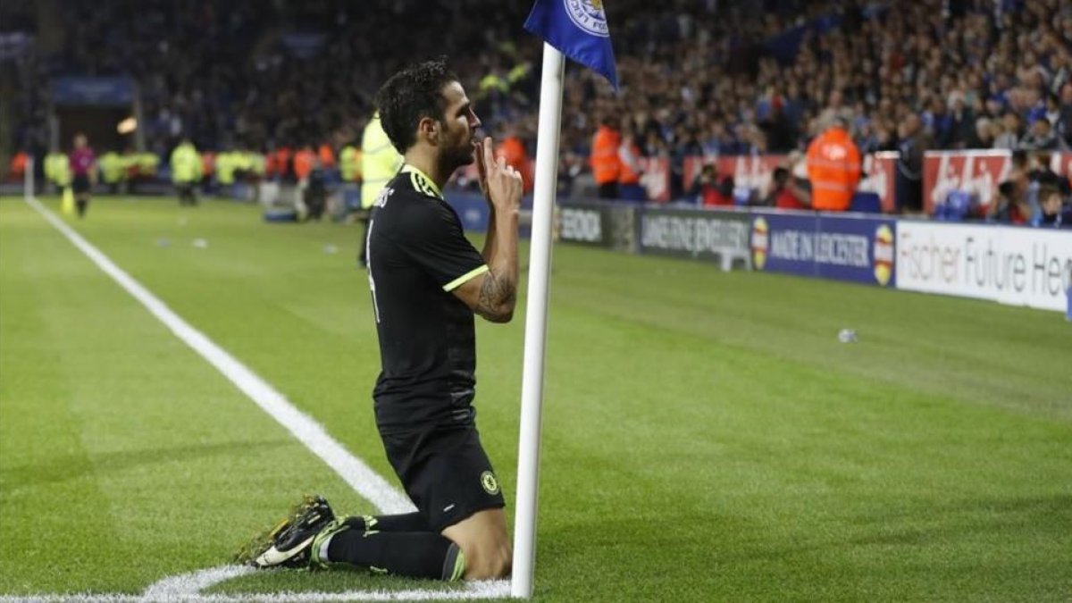 Cesc Fàbregas celebra uno de sus goles en el banderín de córner frente a los fans del Chelsea que viajaron a Leicester.