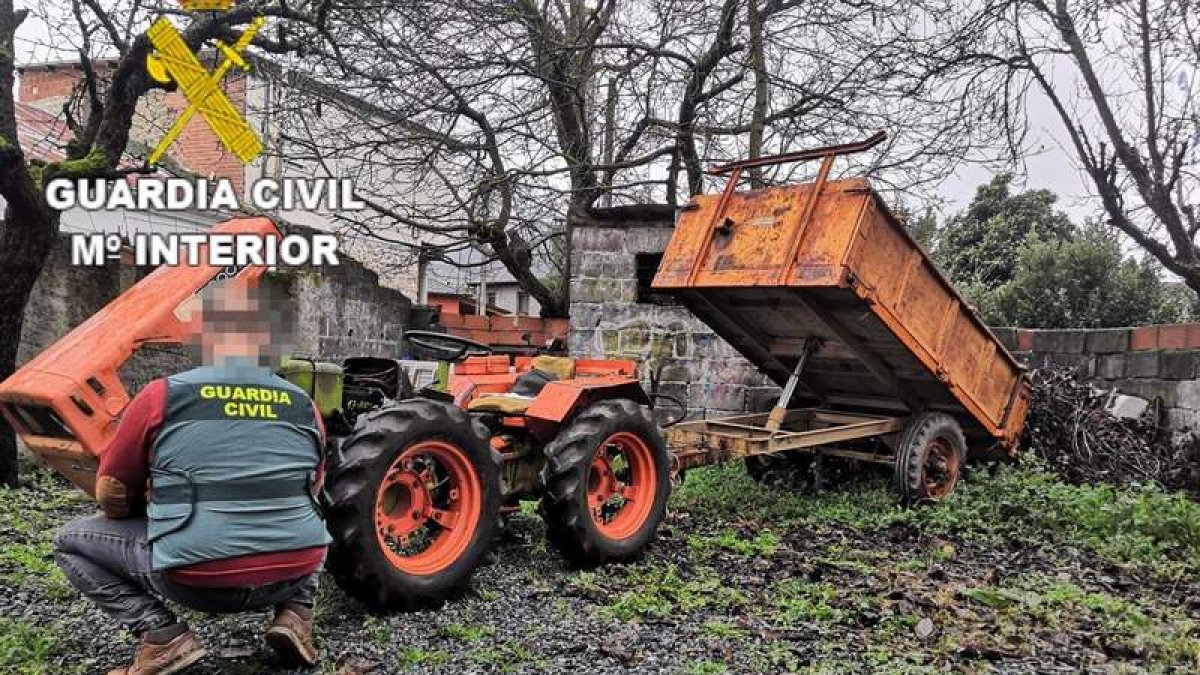 El tractor y el remolque que fueron localizados en una finca de Camponaraya. GUARDIA CIVIL