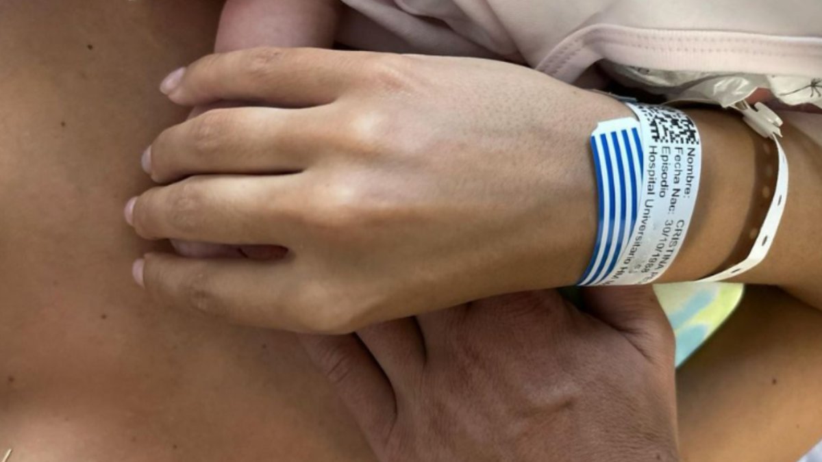 Las manos entrecruzadas de Cristina Pedroche, Dabiz Muñoz y la hija de ambos, Laia Pedroche Muñoz. INSTAGRAM/CRISTIPEDROCHE