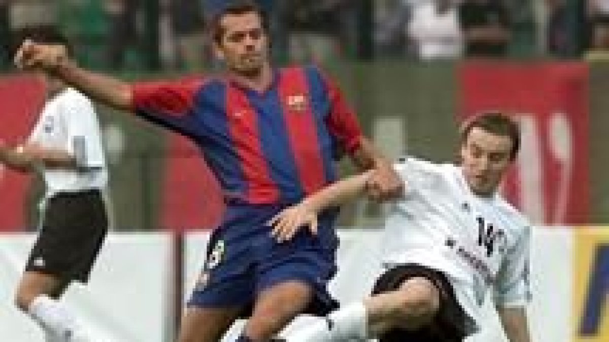 Cocu y Vuckovic se enzarzan en la pelea por la pelota en un momento del partido