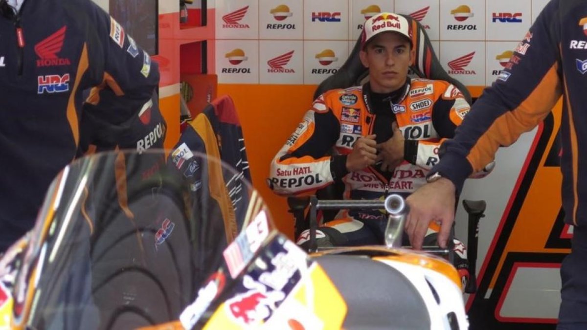 Marc Márquez, en su box de Spielberg (Austria), tras regresar del hospital de Loeben.