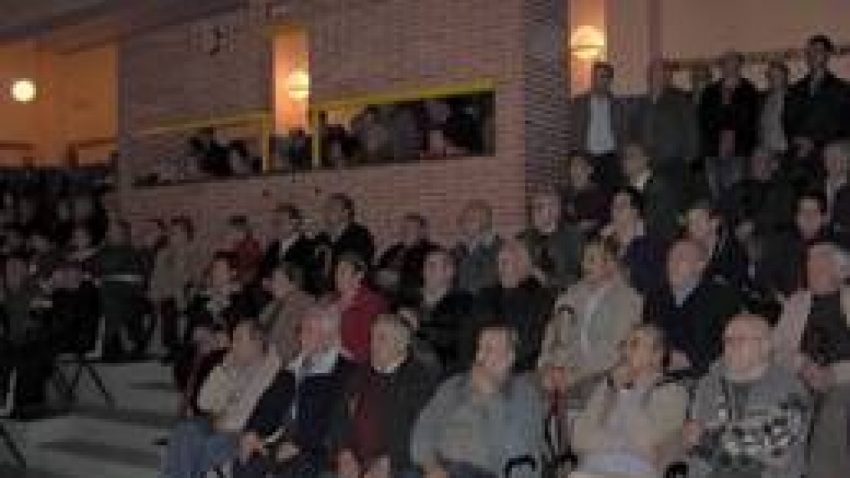 Los vecinos acudieron masivamente al encuentro con el alcalde