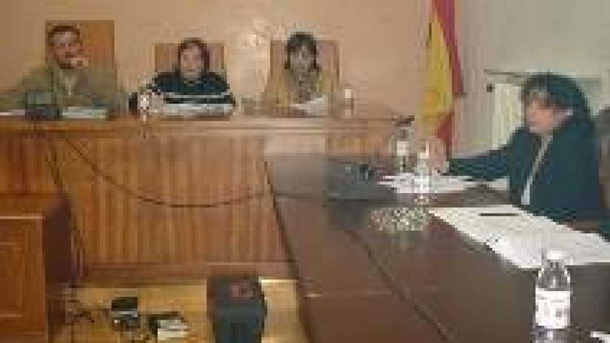 La concejala del PSOE Olga Dolores Santiago (derecha), sustituyó a Encarna Fernández