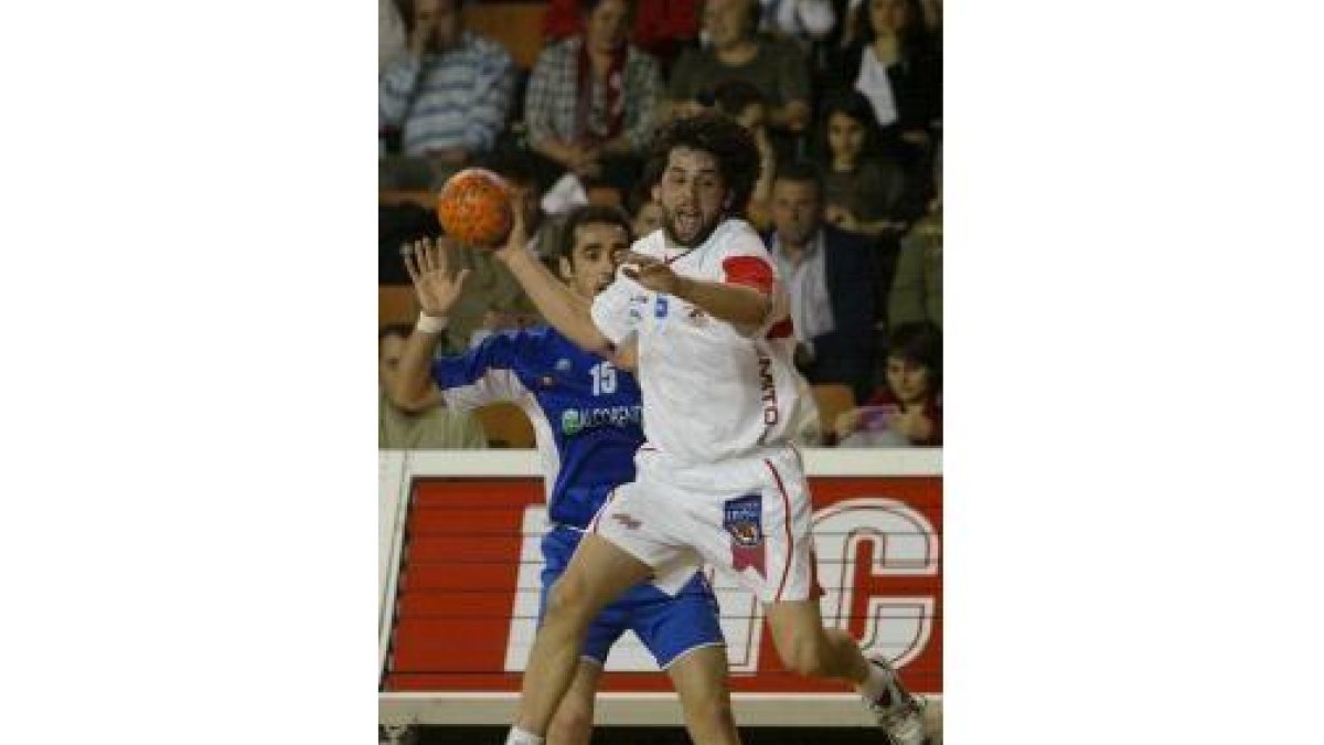 Juanín finaliza una acción de ataque desde el extremo, en uno de los dos goles que anotó