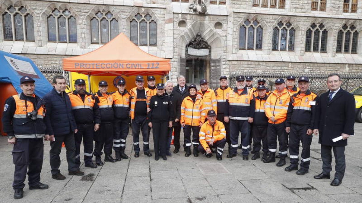 Foto de familia de los voluntarios y de los galardonados en la fiesta de Protección Civil. RAMIRO
