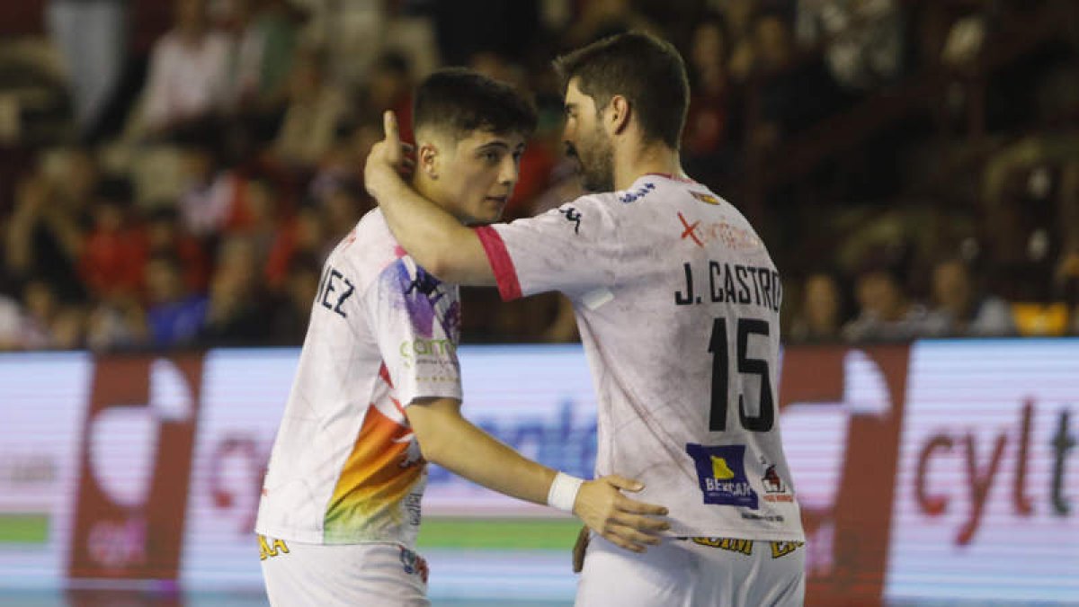 Antonio Martínez y Juan Castro se dan un último abrazo en el Palacio de Deportes, en el derbi del Abanca Ademar frente al Atlético Valladolid. FERNANDO OTERO