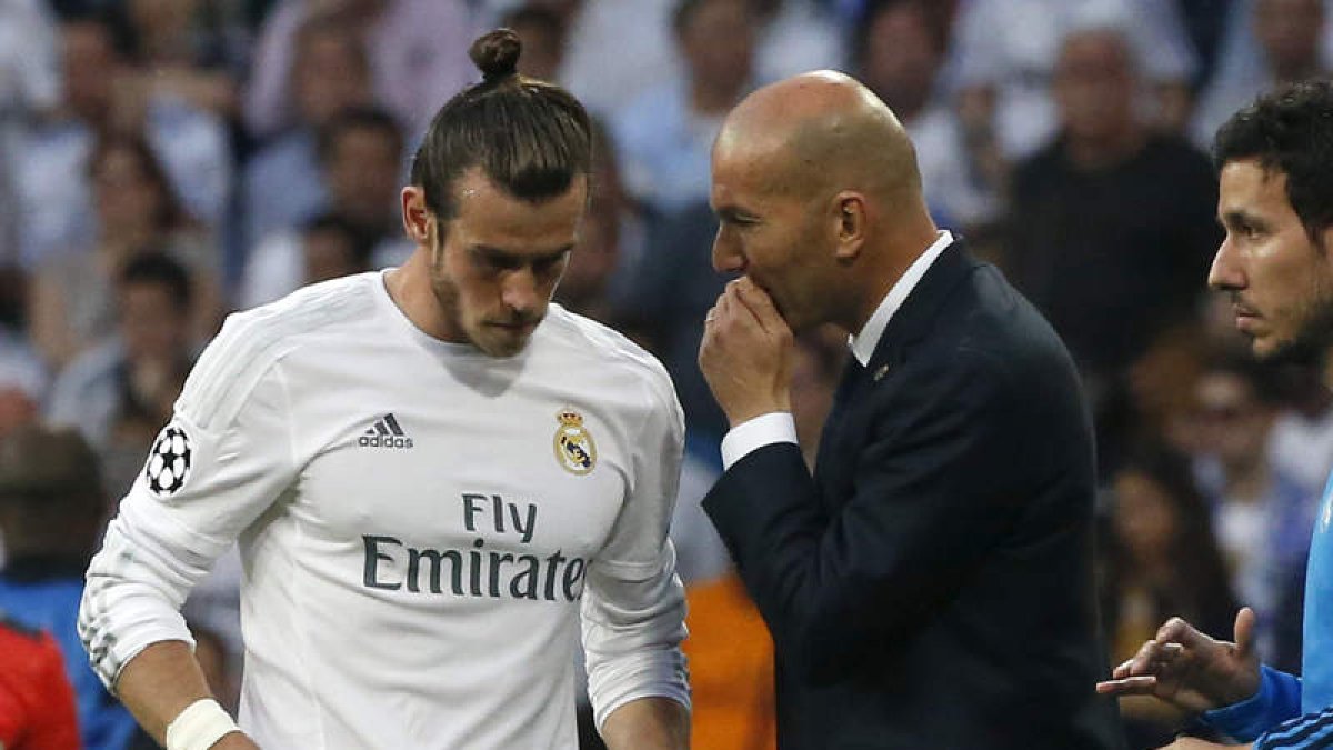 Zidane conversa con Bale durante el encuentro de vuelta ante el Manchester City. KIKO HUESCA