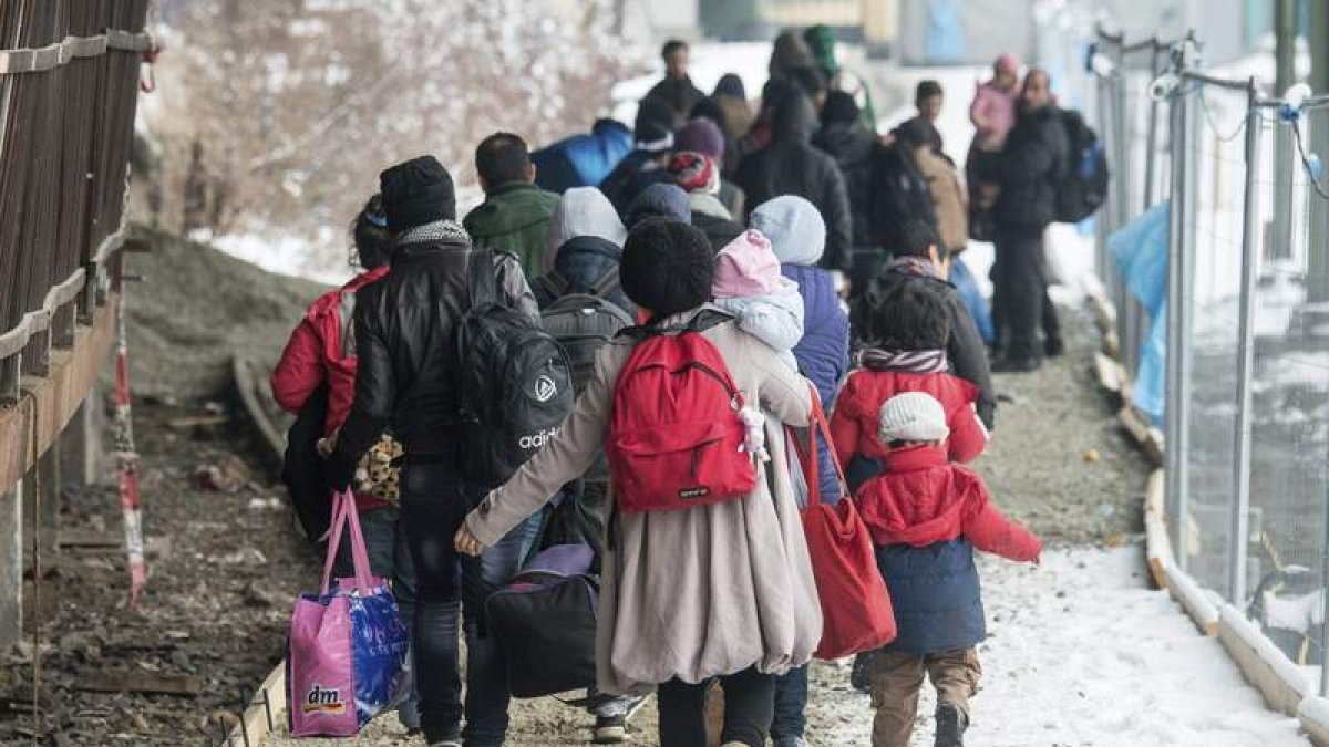 Varias decenas de refugiados esperan para subirse a un tren con destino a Saalfed.