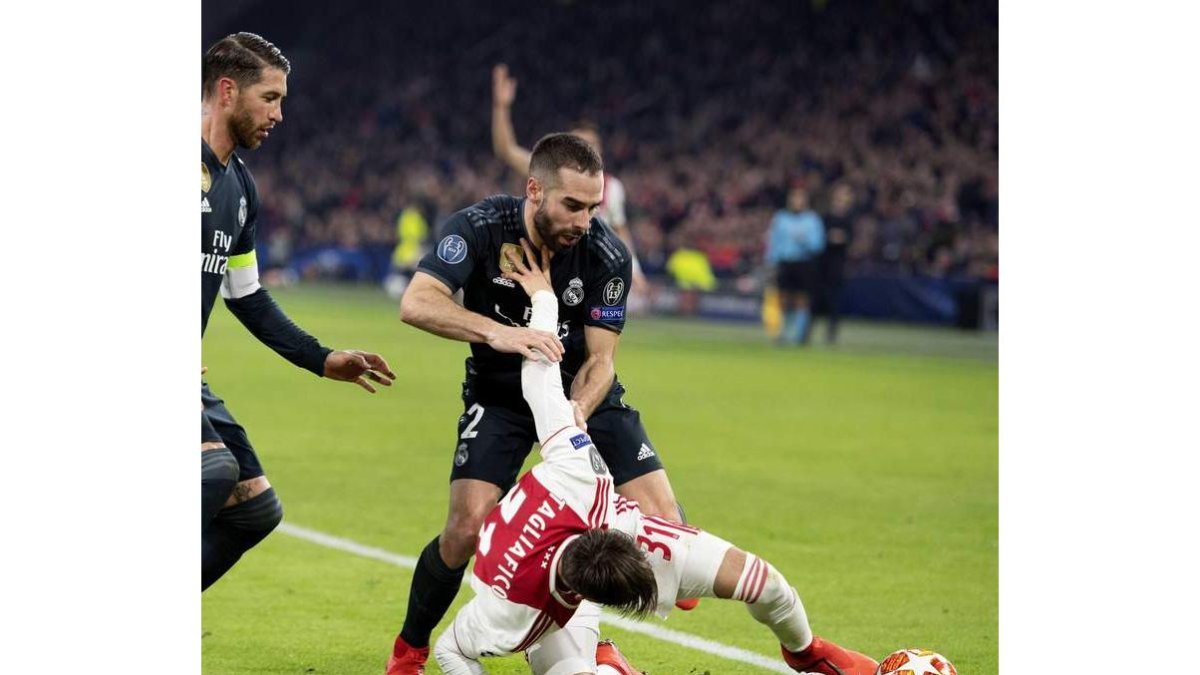Ramos y Carvajal intentan frenar a Nicolas Tafliafico durante el partido de ayer entre el Ajax y el Real Madrid. OLAF KRAAK