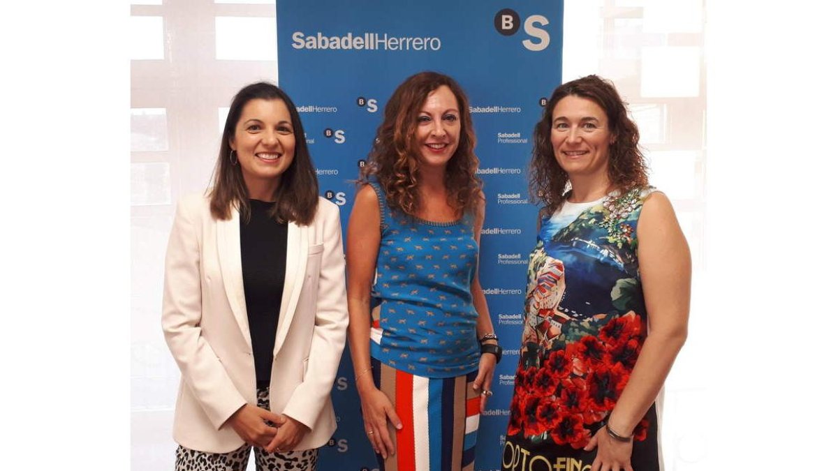 Soraya Mayo, ATA, y Cristina Sabadell, firmaron el convenio. DL