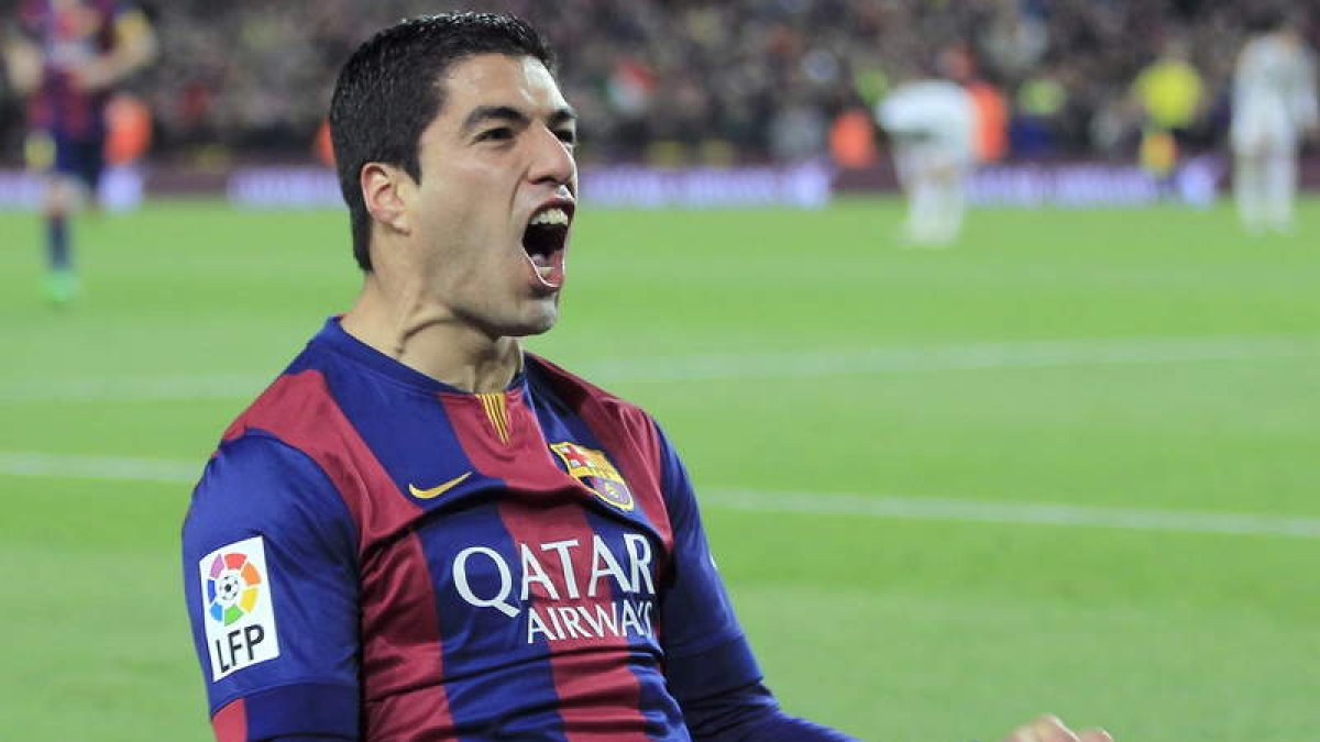 El delantero uruguayo del Barcelona, Luis Suárez, tras conseguir el segundo gol del equipo blaugrana que dio la victoria a los suyos frente al Real Madrid