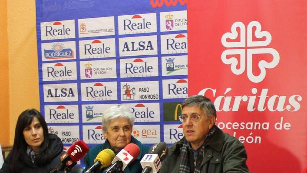 Beatriz Gallego, en el centro, junto a Tano Franco, durante la presentación del partido benéfico.
