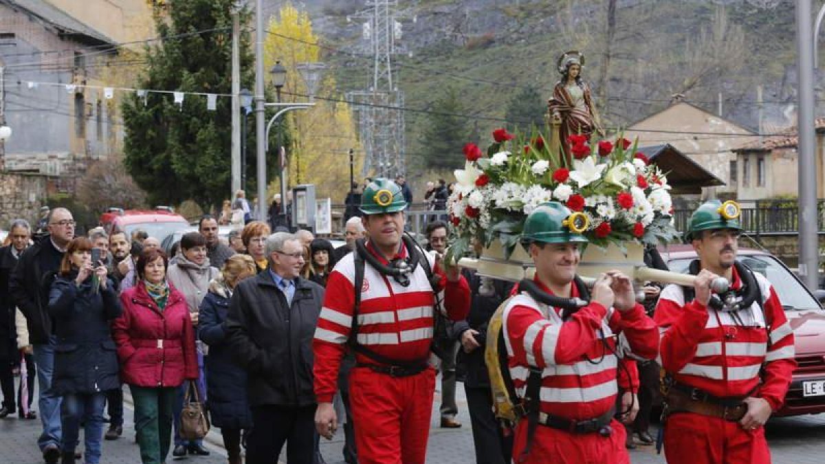 La brigada de la Vasco lo celebró en Santa Lucía de Gordón. MARCIANO PÉREZ