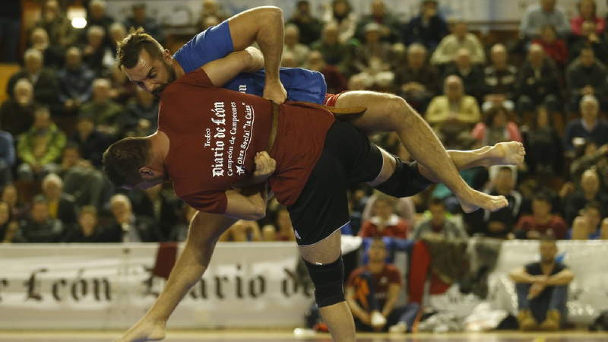 Clemente Fuertes lograba el título en su primer peso, semipesados, superando en semifinal a Samuel Pérez y en la final a su hermano Sergio, con polémica.