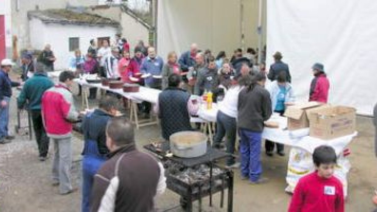 Las jornadas de la matanza se transformaron ayer en una comida popular.