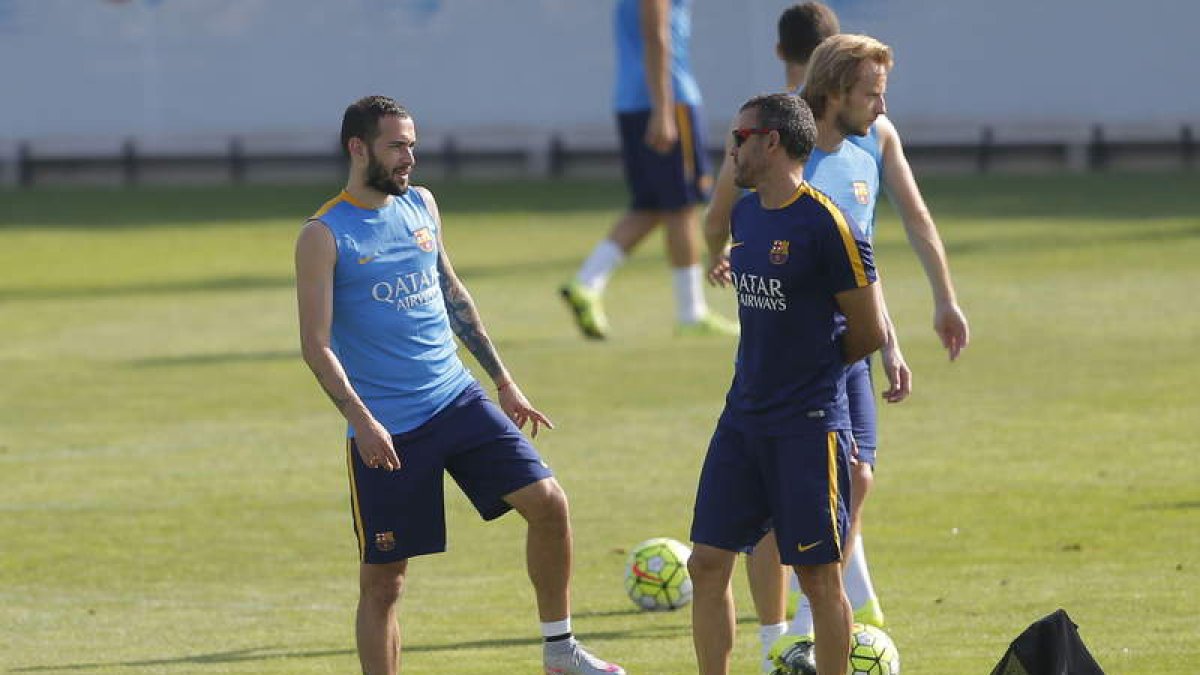 Luis Enrique charla con Aleix Vidal en un entrenamiento.