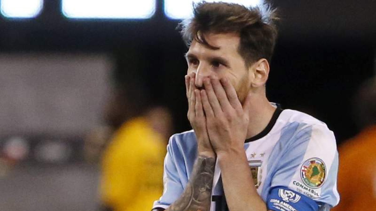 La sanción a Messi ha convulsionado al fútbol argentino, que ve peligrar el Mundial. JASON SZENES