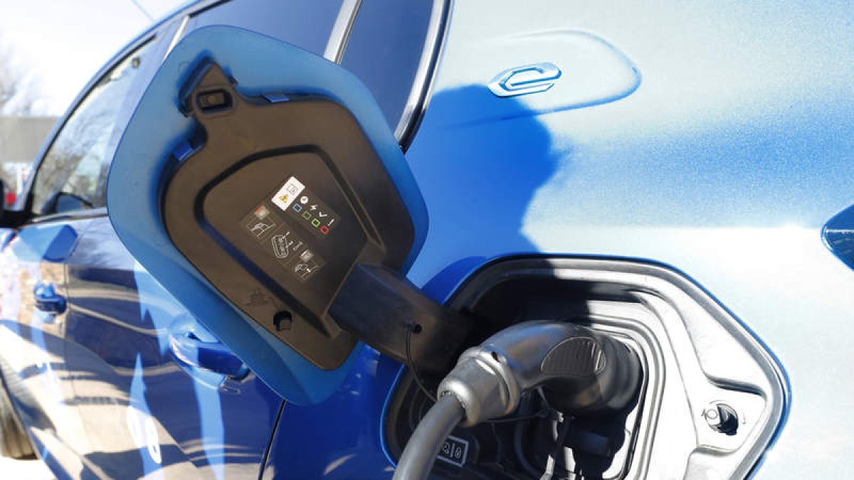 Punto de recarga en el entorno urbano para los coches eléctricos. RAMIRO