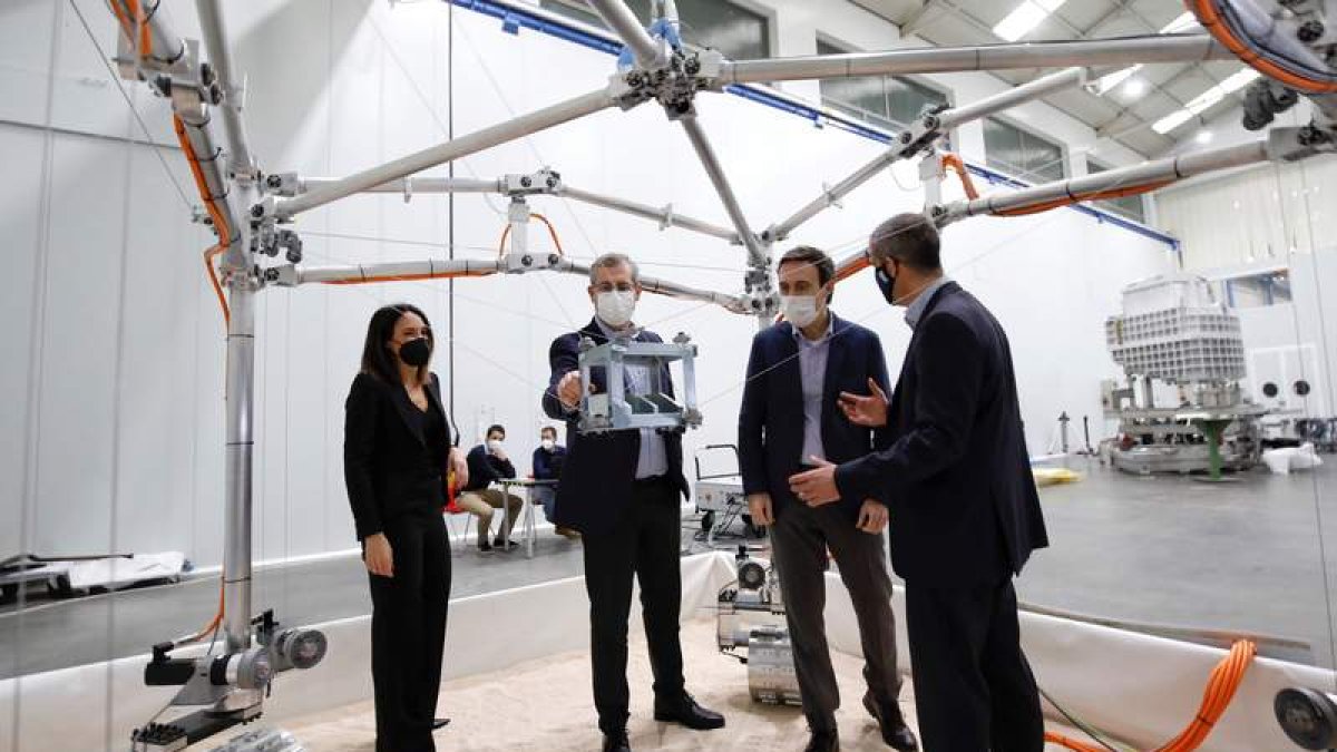 Los diputados de Guipúzcoa visitaron ayer la sede de la empresa. DIPUTACIÓN DE GUIPÚZCOA