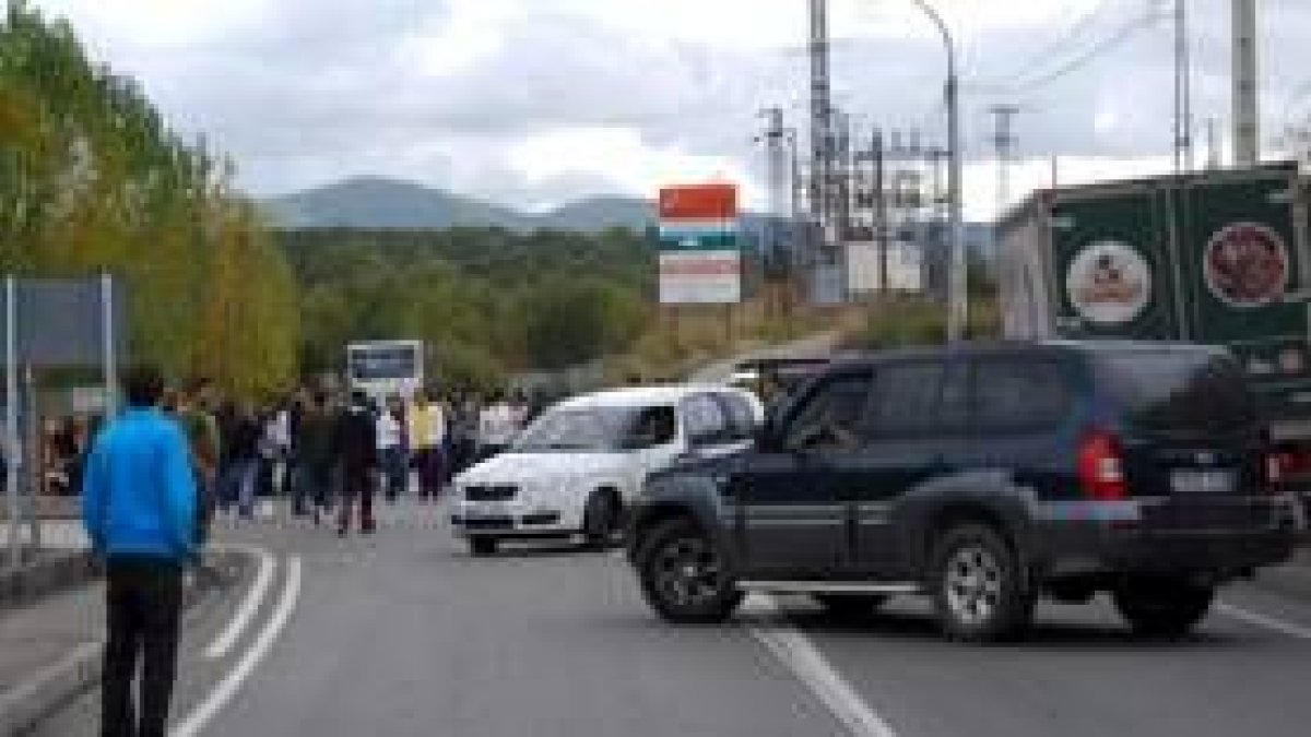 Las entradas por carretera a Fabero permanecieron durante una hora cortadas por alumnos y padres