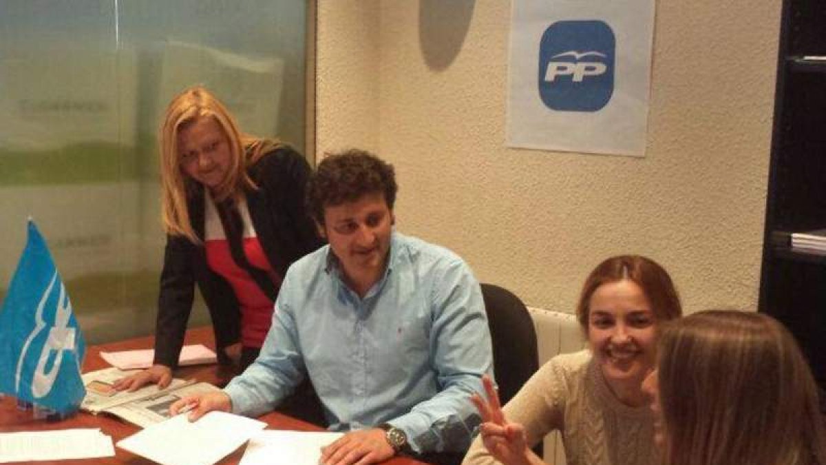 Manuel García, ayer en la sede del PP con parte de su equipo.