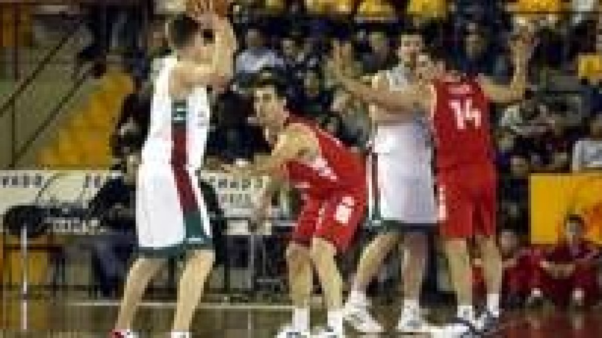 Paco Martín defiende en el Palacio de Deportes una jugada del Granada