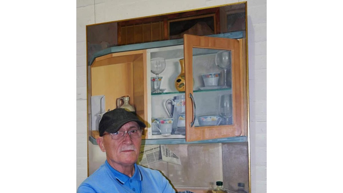 El artista burgalés José Luis Galán con una de sus obras. CUEVAS
