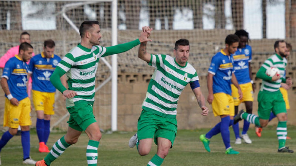 El equipo virginiano celebra uno de sus tres goles frente al conjunto zamorano. SECUNDINO PÉREZ