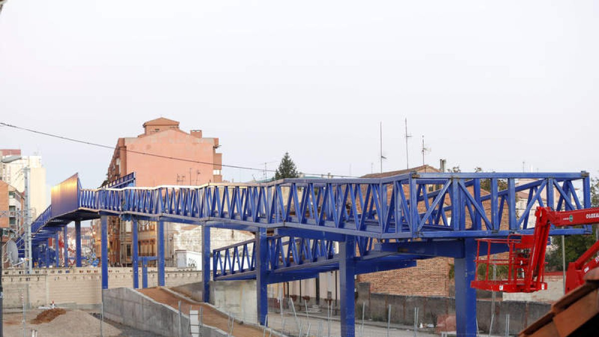 Estado actual del ajuste de la nueva pasarela, modelo contrario al soterramiento. MARCIANO PÉREZ