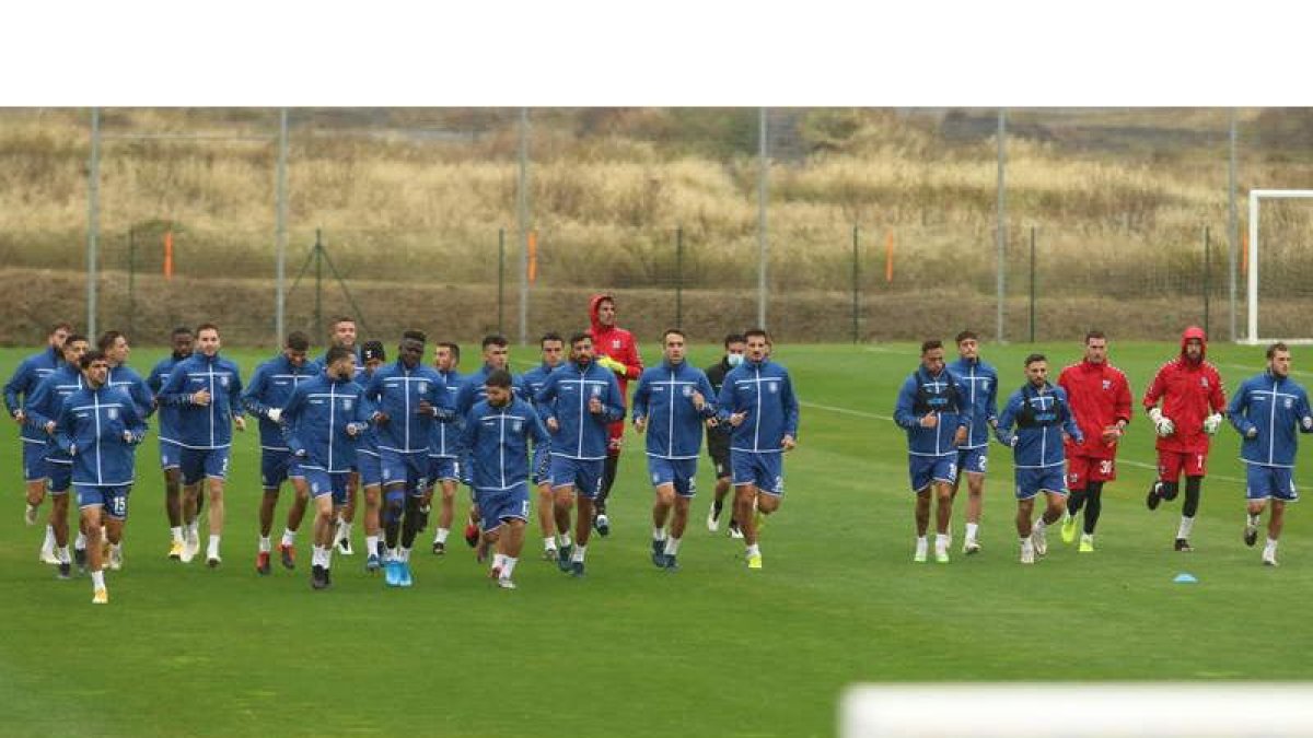 La plantilla chicharrera entrenó ayer en el Anexo a El Toralín procedente de Gijón. L. DE LA MATA