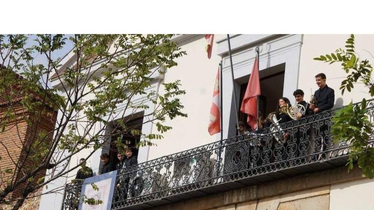 La Banda de Vientos de las Juventudes Musicales en la balconada del Archivo Histórico. DL