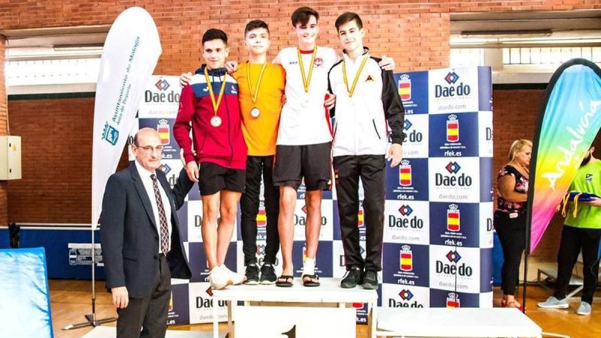 Pablo Cosmen, primero por la izquierda, posa con su medalla de bronce en el podio final. DL