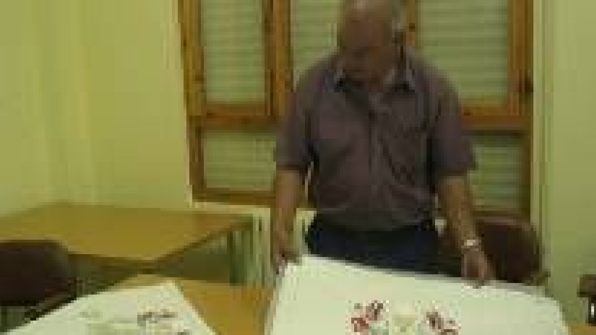 Ocho mujeres han bordado los manteles de lino para la Virgen