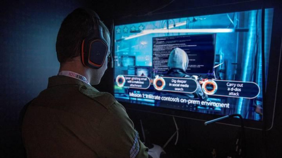 Un 'hacker bueno' observa una presentación de Microsoft sobre hackeo y ciberseguridad