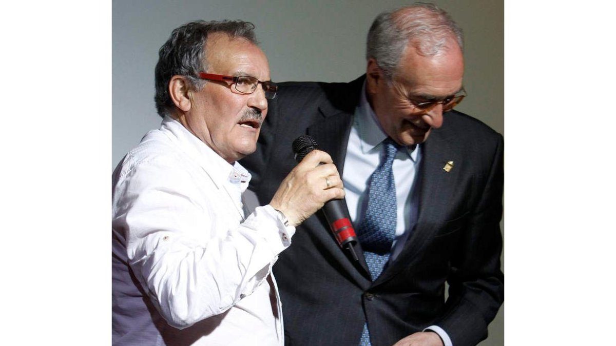 El empresario berciano José Luis Prada en su alocución tras recibir su premio de manos de Cándido Alonso.