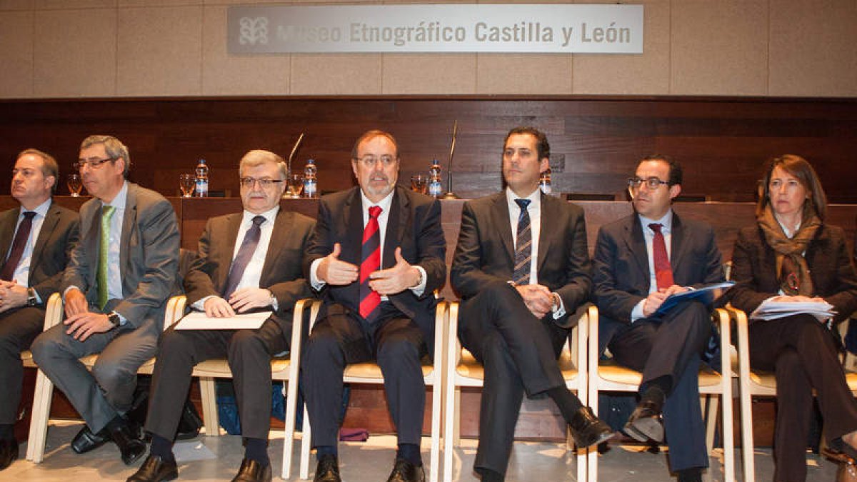 El consejero de Educación, Fernando Rey, y su equipo directivo. J.L. Leal