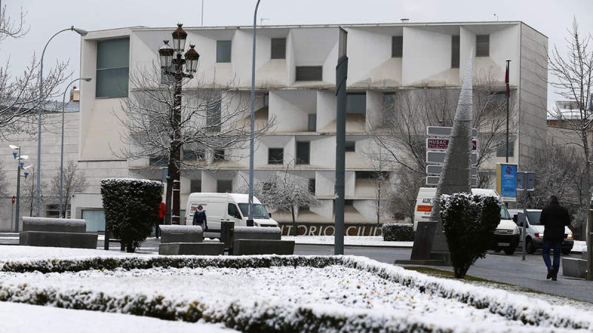 Un vecino de Torrebarrio, despejando la entrada a su casa. La comaca de Babia ha sido de las más afectadas por el temporal de nieve.