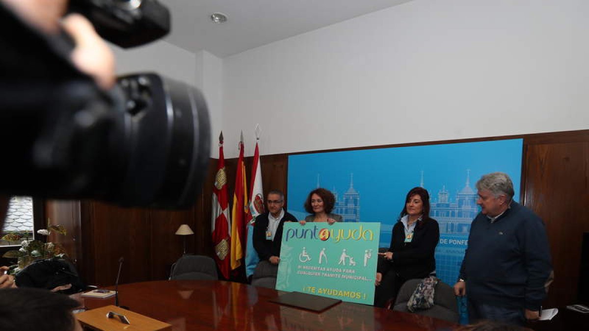 Presentación del nuevo servicio de ayuda, ayer. ANA F. BARREDO