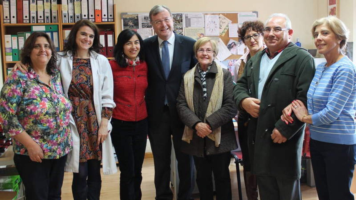 Antonio Silván posa en una imagen de familia con representantes de Alfaem, ayer.