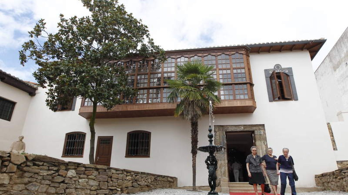 Imagen de archivo del exterior de la casa de los Panero durante la jornada de puertas abiertas.