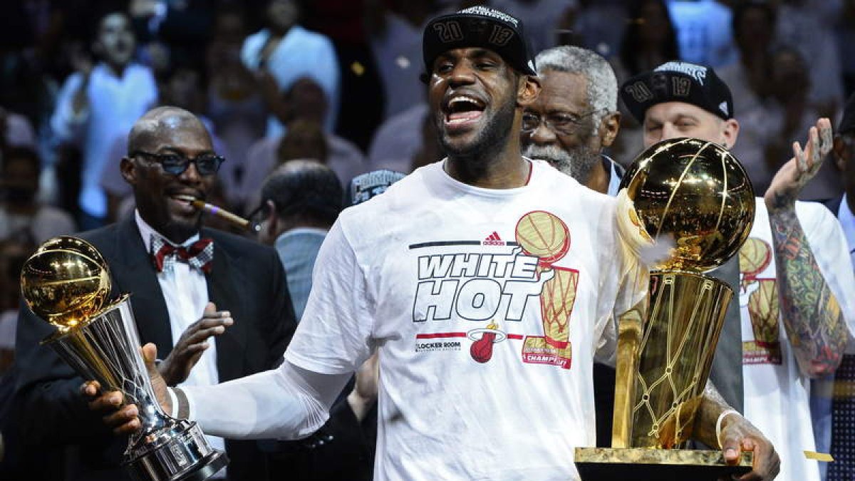 James celebra el título de liga de los Heat.