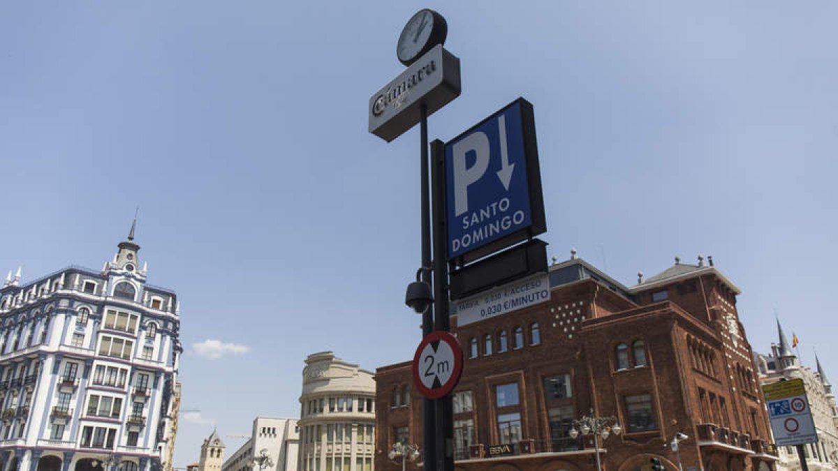 El aparcamiento tiene su entrada por la plaza de Santo Domingo. FERNANDO OTERO