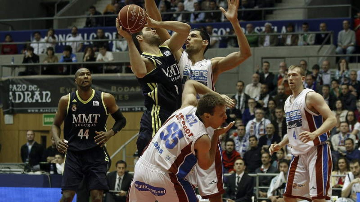 El ala pívot del Madrid, Felipe Reyes, presionado por el tunecino del Monbus, Salah Mejri.