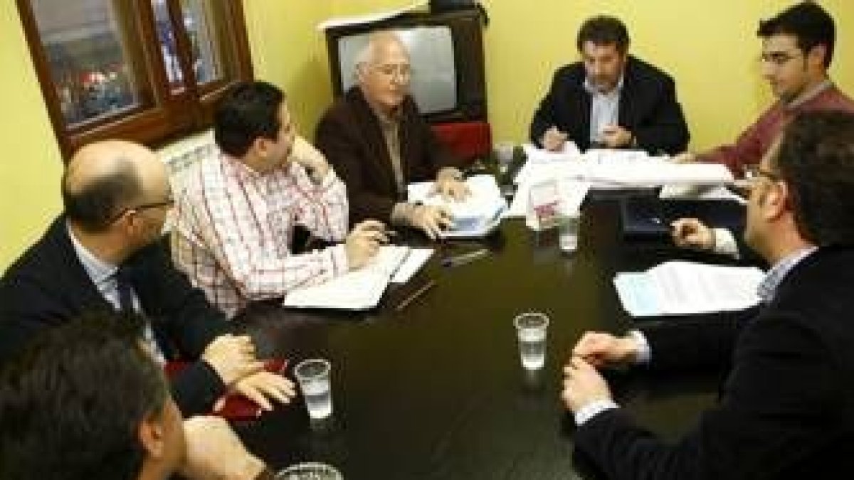 Los miembros de la Comisión Permanente, al inicio de su reunión de ayer en la sede de la UPL