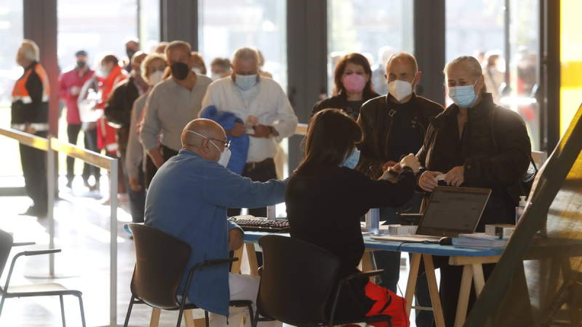 Pinchazo tras pinchazo más de 150.000 personas han recibido alguna dosis en León. RAMIRO