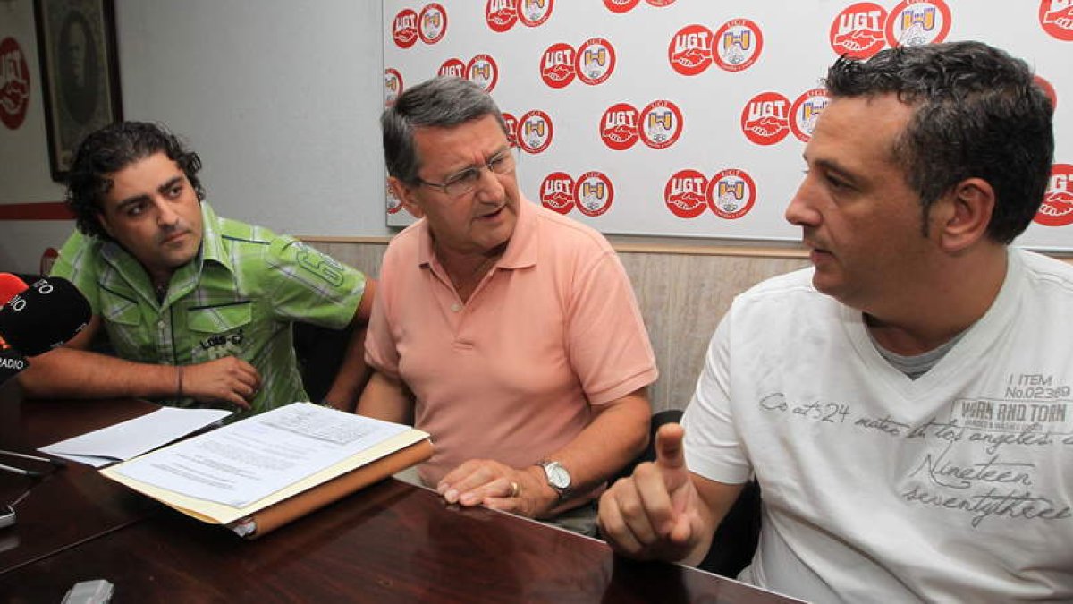 Manuel Luna, responsable provincial de UGT-MCA, ayer flanqueado por miembros del comité de LM.