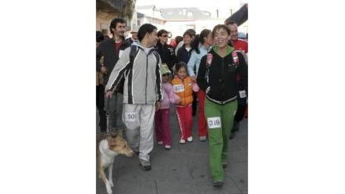 El medio millar de participantes inició el recorrido en la plaza del Ayuntamiento de Ponferrada